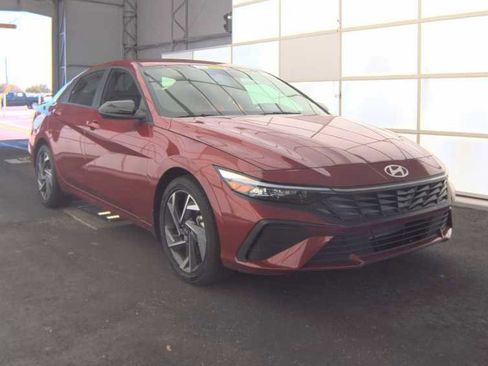 Used 2025 Hyundai Elantra Sport FWD image 2