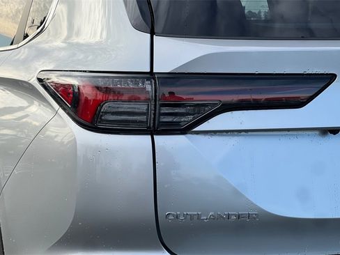 New 2025 Mitsubishi Outlander ES image 28