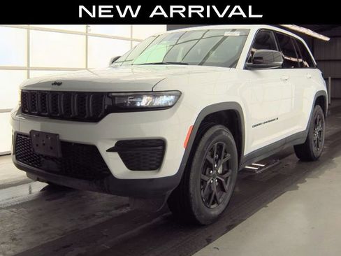 Used 2025 Jeep Grand Cherokee Altitude image 1