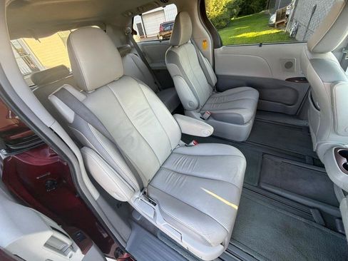 Used 2014 Toyota Sienna Limited w/ Limited Premium Package FWD image 29