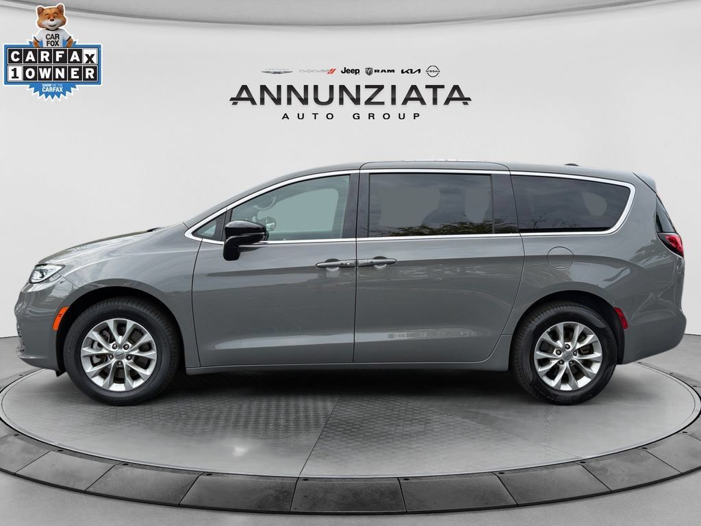 Used 2025 Chrysler Pacifica Select AWD/4WD image 2