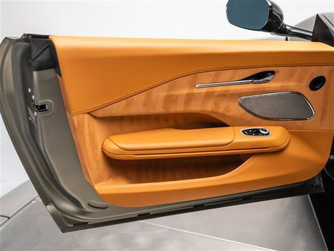 Used 2025 Aston Martin V8 Vantage Coupe image 22