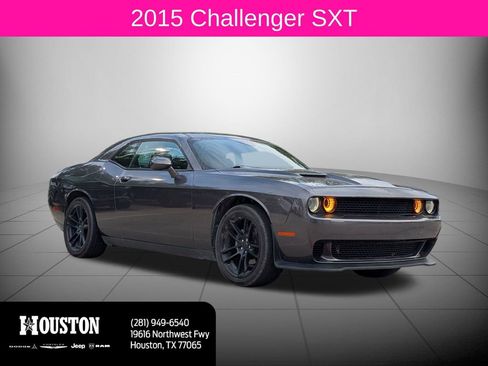 Used 2015 Dodge Challenger SXT image 1