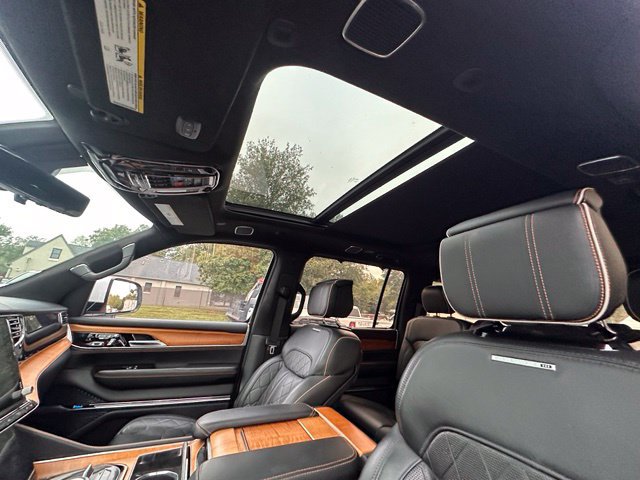 Used 2022 Jeep Grand Wagoneer Series III AWD/4WD image 24