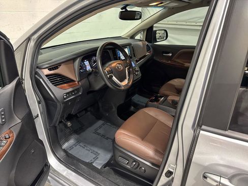 Used 2017 Toyota Sienna Limited FWD image 32