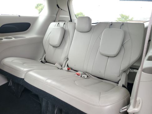 Used 2018 Chrysler Pacifica Touring-L FWD image 10
