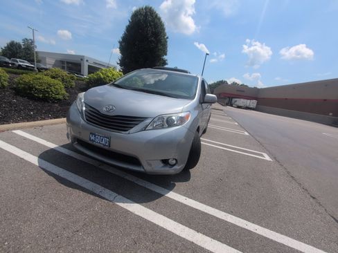 Used 2013 Toyota Sienna XLE w/ Entertainment Pkg FWD image 13