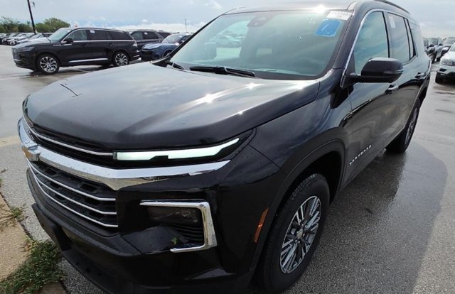 Used 2025 Chevrolet Traverse LT w/ Driver Confidence Package FWD image 3
