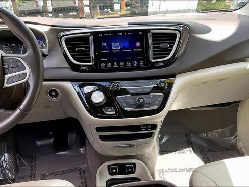 Used 2017 Chrysler Pacifica Touring-L image 7