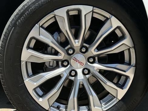 Used 2024 GMC Yukon XL Denali RWD image 11