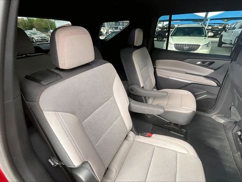 Used 2025 Chevrolet Traverse LT image 18