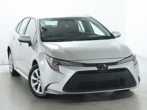 Used 2024 Toyota Corolla LE image 2