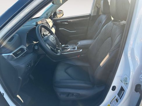 Certified 2025 Toyota Highlander Platinum AWD/4WD image 9