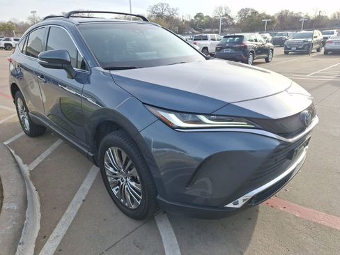 Used 2022 Toyota Venza XLE image 8