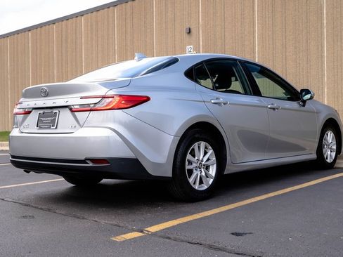 Used 2025 Toyota Camry LE AWD/4WD image 9