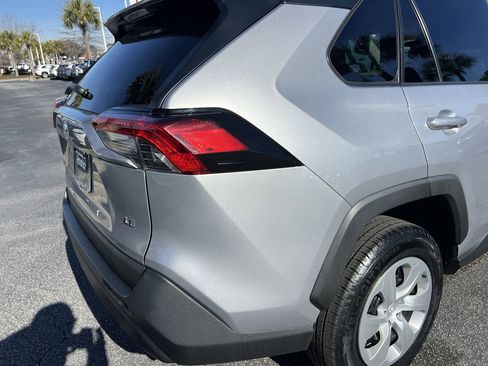 Used 2022 Toyota RAV4 LE image 10