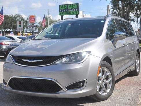 Used 2018 Chrysler Pacifica Limited FWD image 4