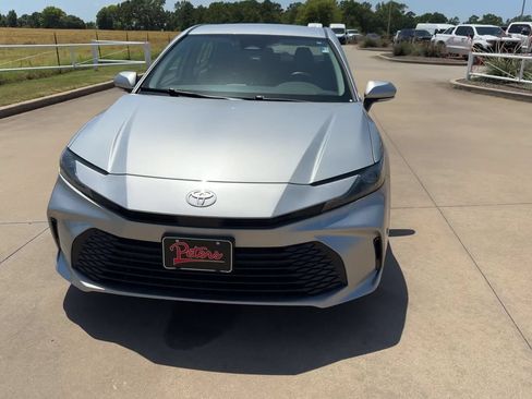 Used 2025 Toyota Camry LE FWD image 4