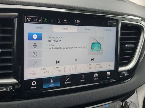 Used 2023 Chrysler Pacifica Touring-L FWD image 25