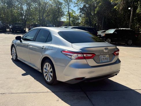 Used 2018 Toyota Camry LE image 6