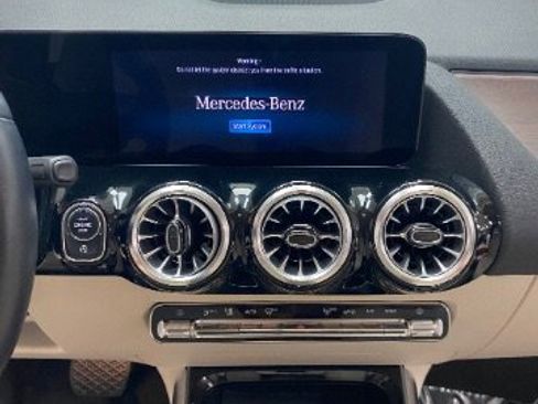 Used 2023 Mercedes-Benz GLA 250 4MATIC w/ Premium Package image 18