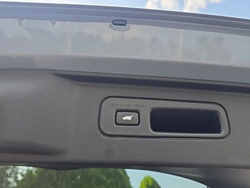 Used 2025 Honda Pilot Touring image 13