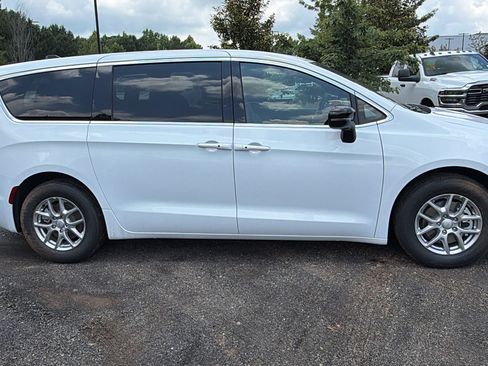 New 2027 Chrysler Pacifica Select FWD image 7