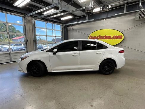 Used 2021 Toyota Corolla LE FWD image 2