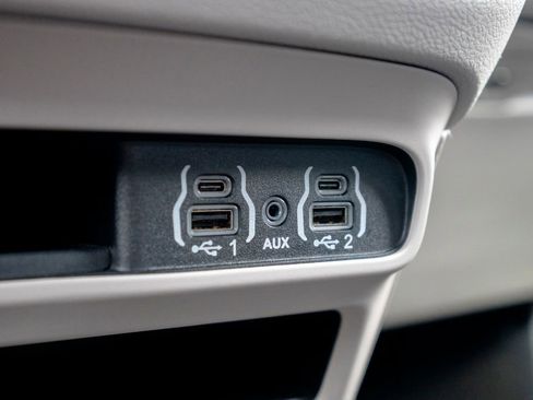 Used 2024 Chrysler Pacifica Touring-L FWD image 27