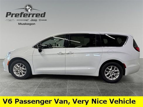 Used 2024 Chrysler Pacifica Touring-L image 12