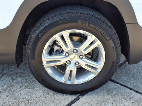 Used 2024 GMC Terrain SLE image 30