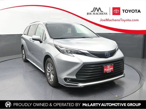 Certified 2025 Toyota Sienna XLE FWD image 1
