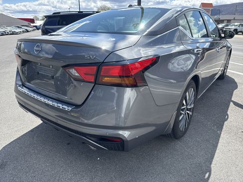 Used 2023 Nissan Altima 2.5 SV w/ SV Premium Package image 3