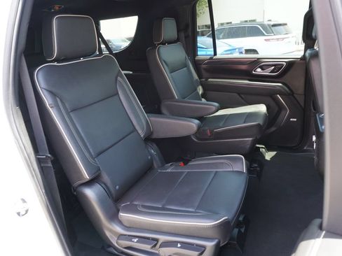 Certified 2023 GMC Yukon XL SLT w/ SLT Premium Package AWD/4WD image 9