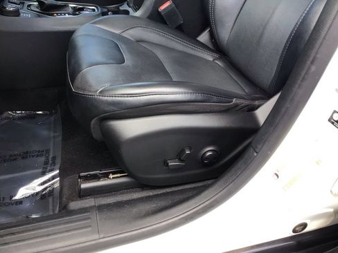 Used 2022 Jeep Cherokee Limited AWD/4WD image 18