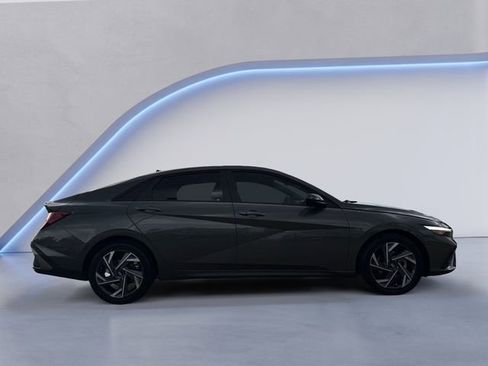 Used 2025 Hyundai Elantra Sport FWD image 4