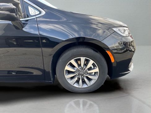 Used 2024 Chrysler Pacifica Select image 10