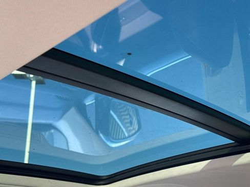 Used 2019 Volkswagen Tiguan SE w/ Panoramic Sunroof Package image 12