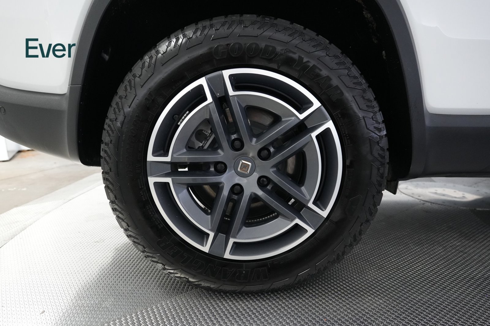 Used 2025 Rivian R1S Adventure Dual AWD/4WD image 21