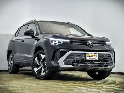 Certified 2025 Volkswagen Taos SE w/ Panoramic Sunroof Package image 1