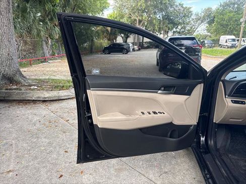 Used 2020 Hyundai Elantra SE FWD image 21