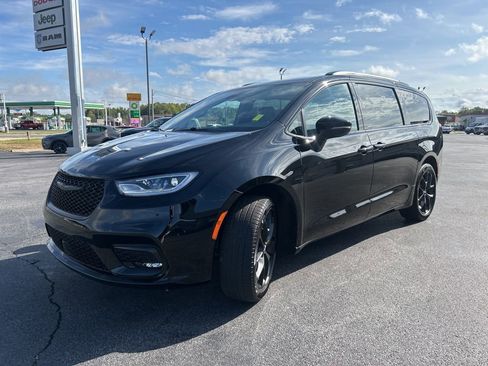 Used 2024 Chrysler Pacifica Touring-L w/ Uconnect Theater Family Group image 9