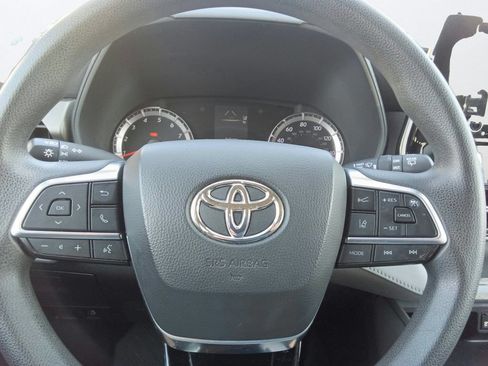 Used 2021 Toyota Highlander L FWD image 22