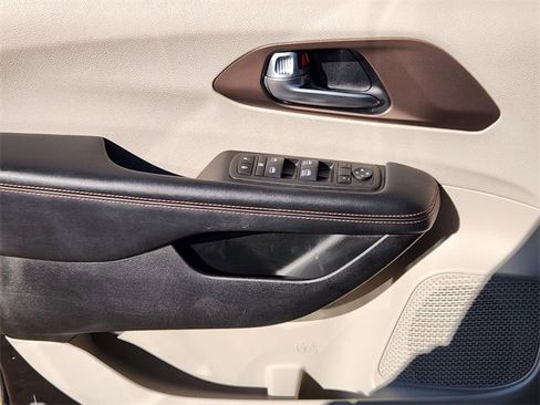 Certified 2018 Chrysler Pacifica Touring Plus w/ Tire & Wheel Group image 21