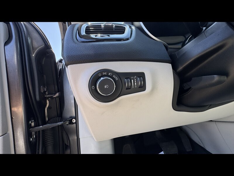 Used 2018 Jeep Compass Limited w/ Navigation Group AWD/4WD image 19