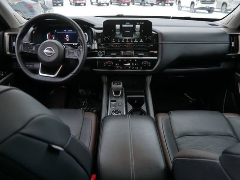 Used 2024 Nissan Pathfinder Platinum image 23