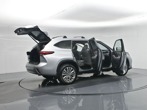 Used 2022 Toyota Highlander Platinum image 5