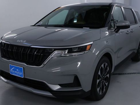 Used 2024 Kia Carnival EX image 3