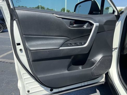 Used 2021 Toyota RAV4 LE FWD image 17