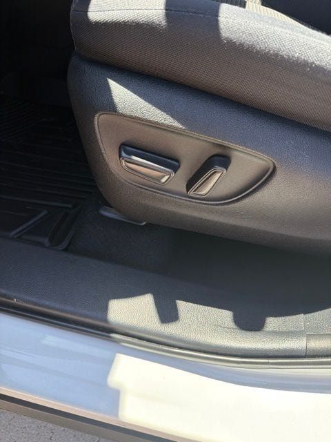 Used 2021 Toyota Highlander LE FWD image 13
